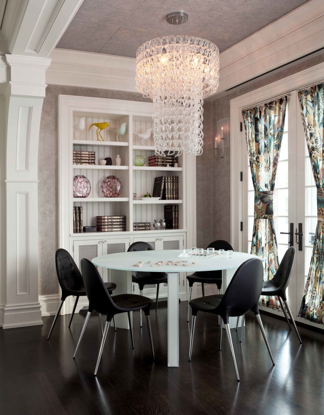 Nicole-Fuller-Interiors-Dutchess-Suffern-Estate-dining-table-giogali-chandelier-modern-black-chairs-new-york-interior-designer